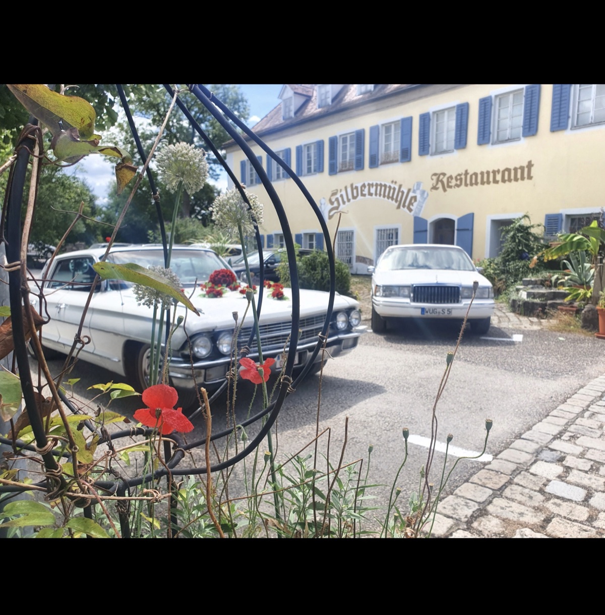 Fassade mit Oldtimer